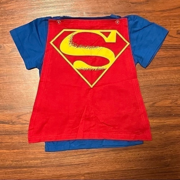 Boy's Superman T Shirt with Detachable Cape Size 5 - Picture 2 of 7